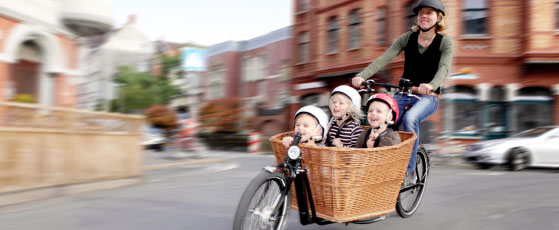 Kinder im Lastenfahrrad