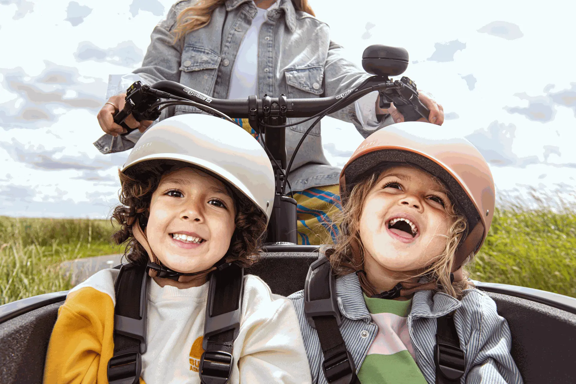 Kinderspaß im Lastenrad – sicher & bequem im FamilyNext Zwei lachende Kinder im Urban Arrow FamilyNext – sicher unterwegs im Lastenrad