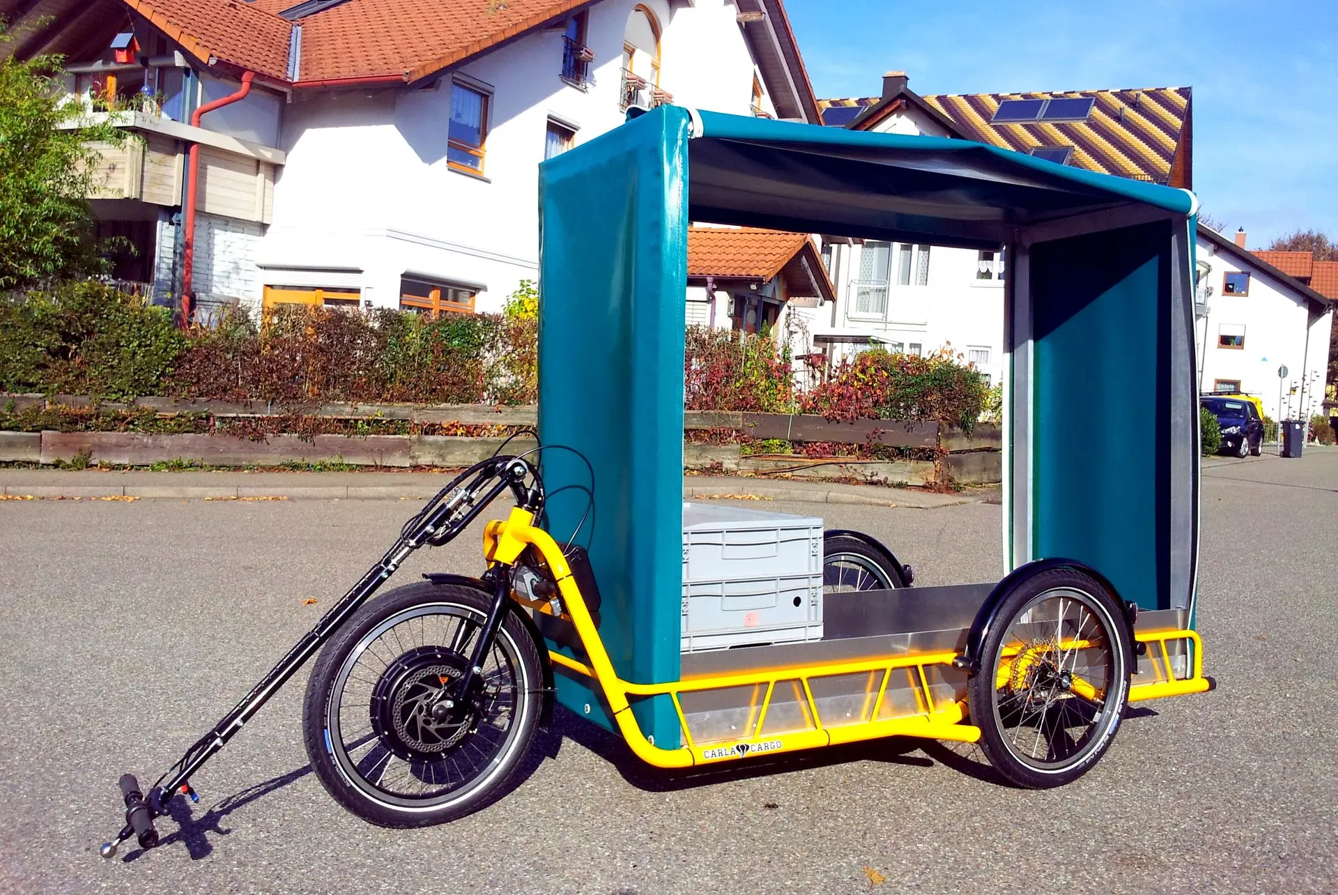 Carla Cargo: Der Anhänger für richtig große Lasten. Carla Cargo Schwerlastanhänger mit Plane und Pritsche – bereit für große Transporte.