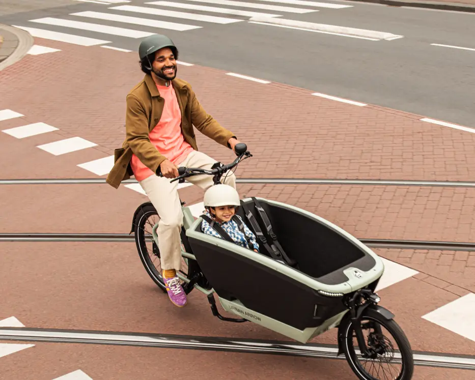 Entdecke unsere Auswahl an Lastenrädern für Alltag, Familie und Freizeit Fröhlicher Vater mit Kind unterwegs im Lastenrad – Fahrspaß und Familienmobilität vereint.